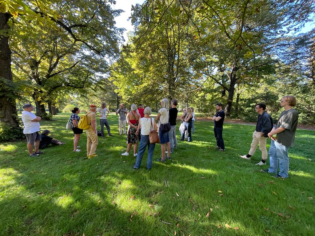 Gesprächsrunde im Friedenspark Leipzig